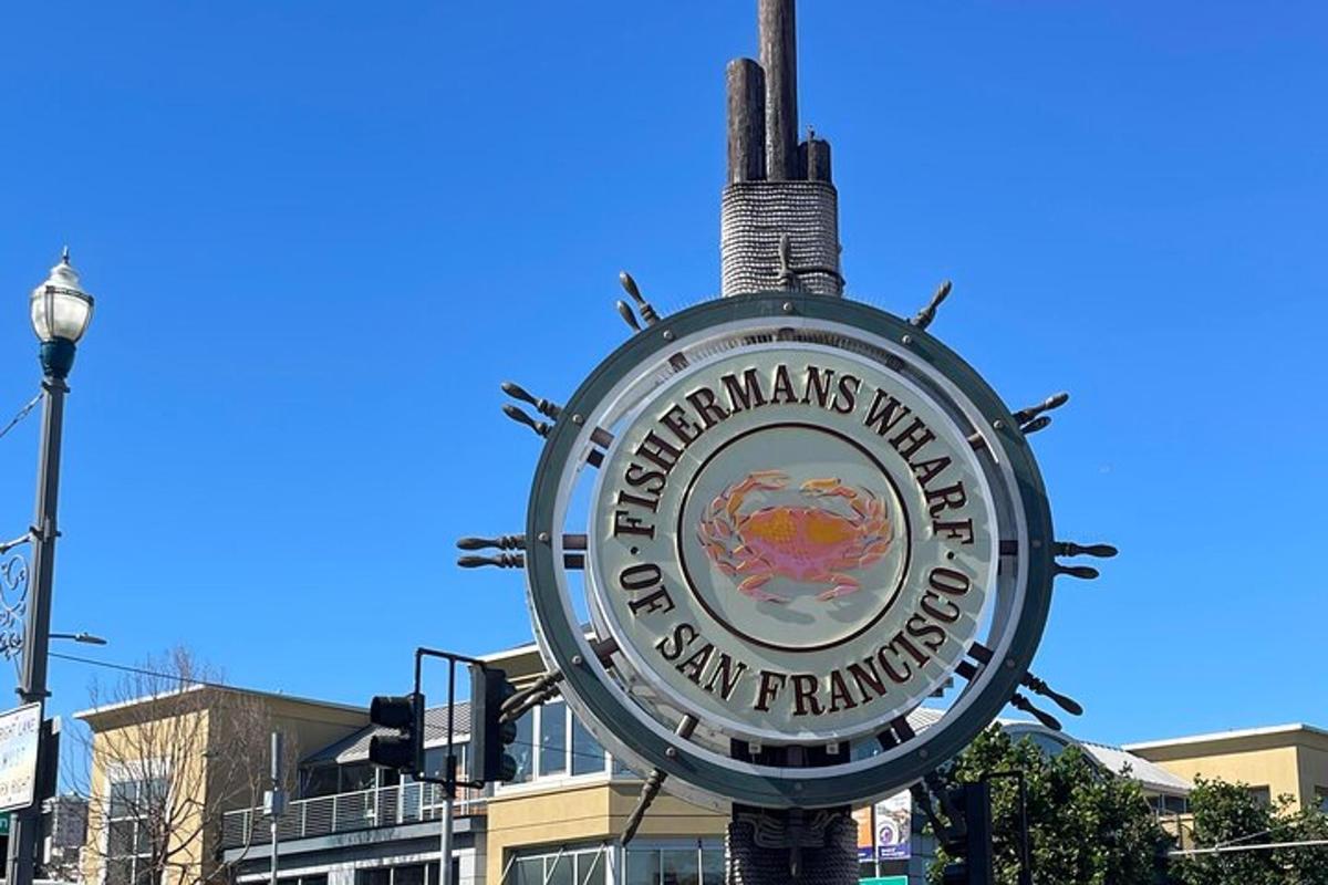 uma placa para o San Francisco Marlins em uma rua