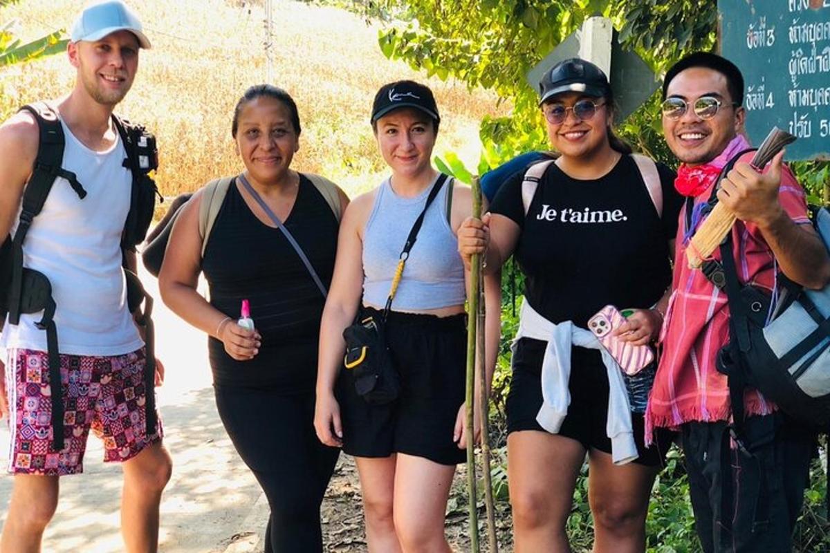 Un grupo de personas posa para una fotografía.