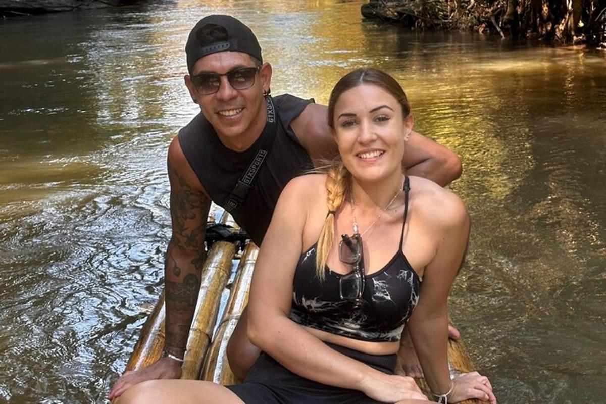 een man en een vrouw zitten in een boot in het water