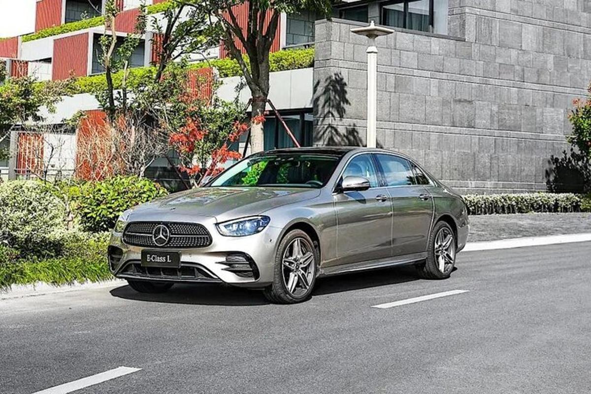 một chiếc xe màu bạc đang đỗ trên phố