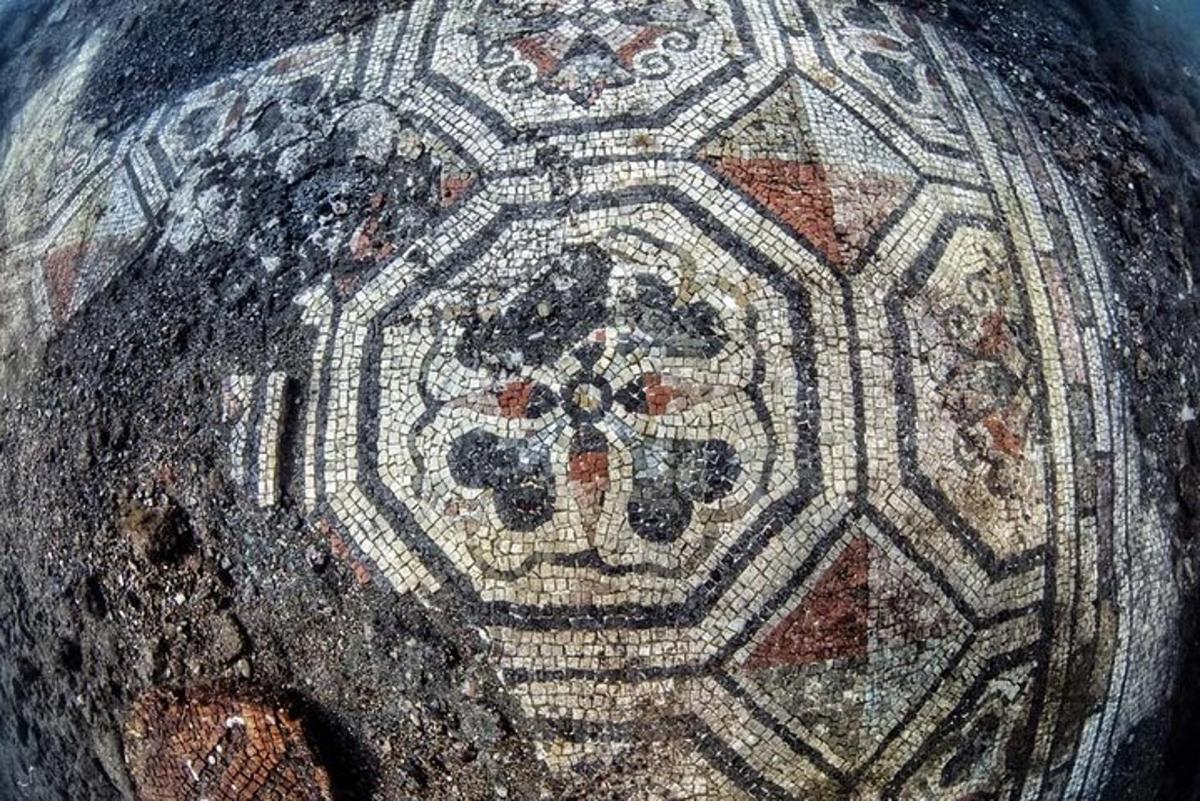 ένα κοντινό πλάνο ενός μωσαϊκού μπολ με ένα σχέδιο πάνω του