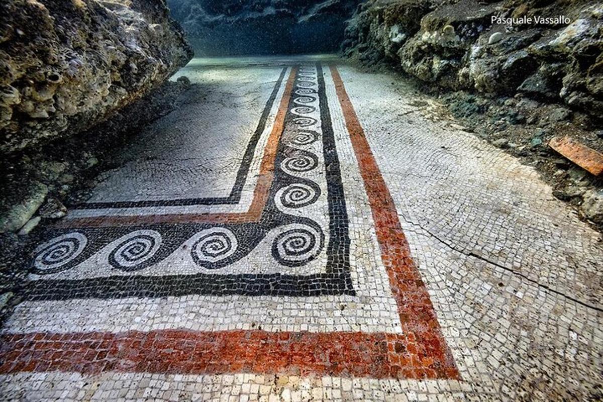 ένα μωσαϊκό δάπεδο με σχέδιο σε έναν δρόμο