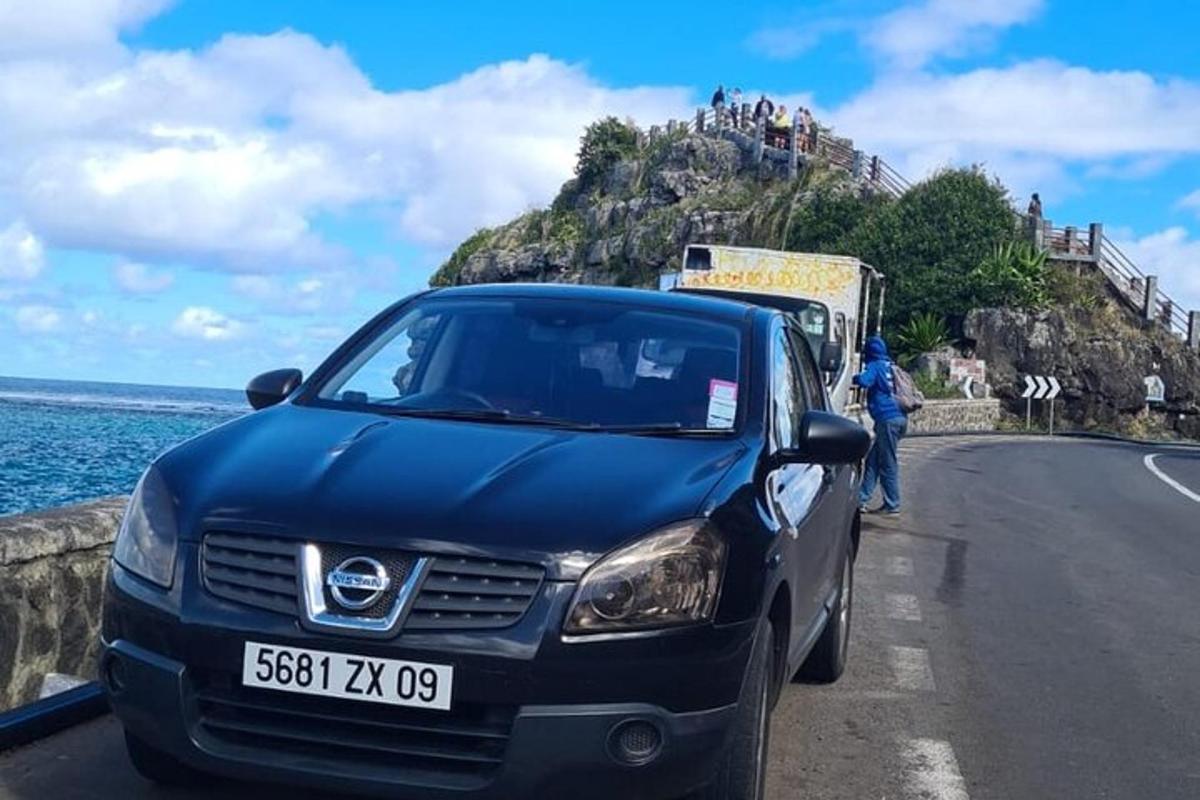 auto zaparkované na kraji silnice u oceánu