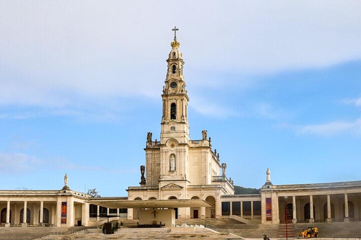 un gran edifici amb una torre a sobre