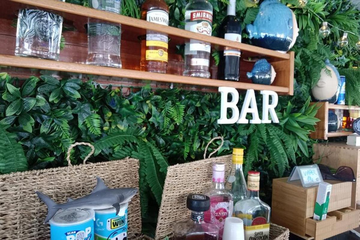 baarisilt seinal, millel on alkoholipudelid
