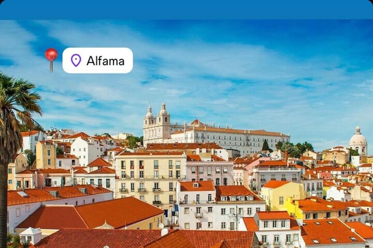 μια θέα μιας πόλης με κόκκινη στέγη