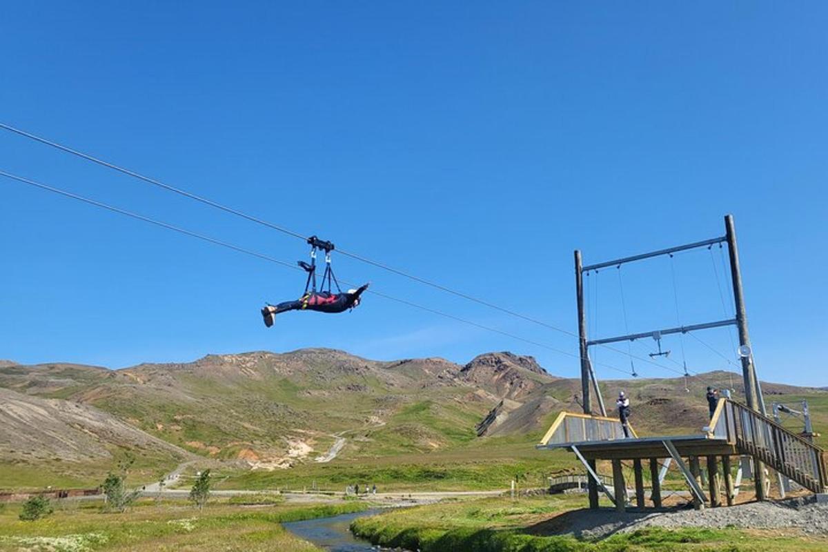 osoba na zip line v oblacích