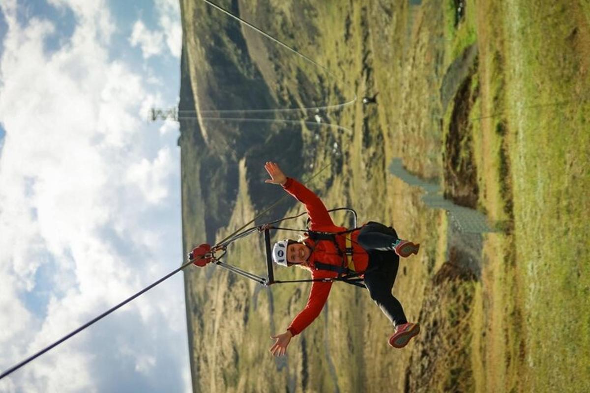 un uomo è appeso a una corda su una montagna