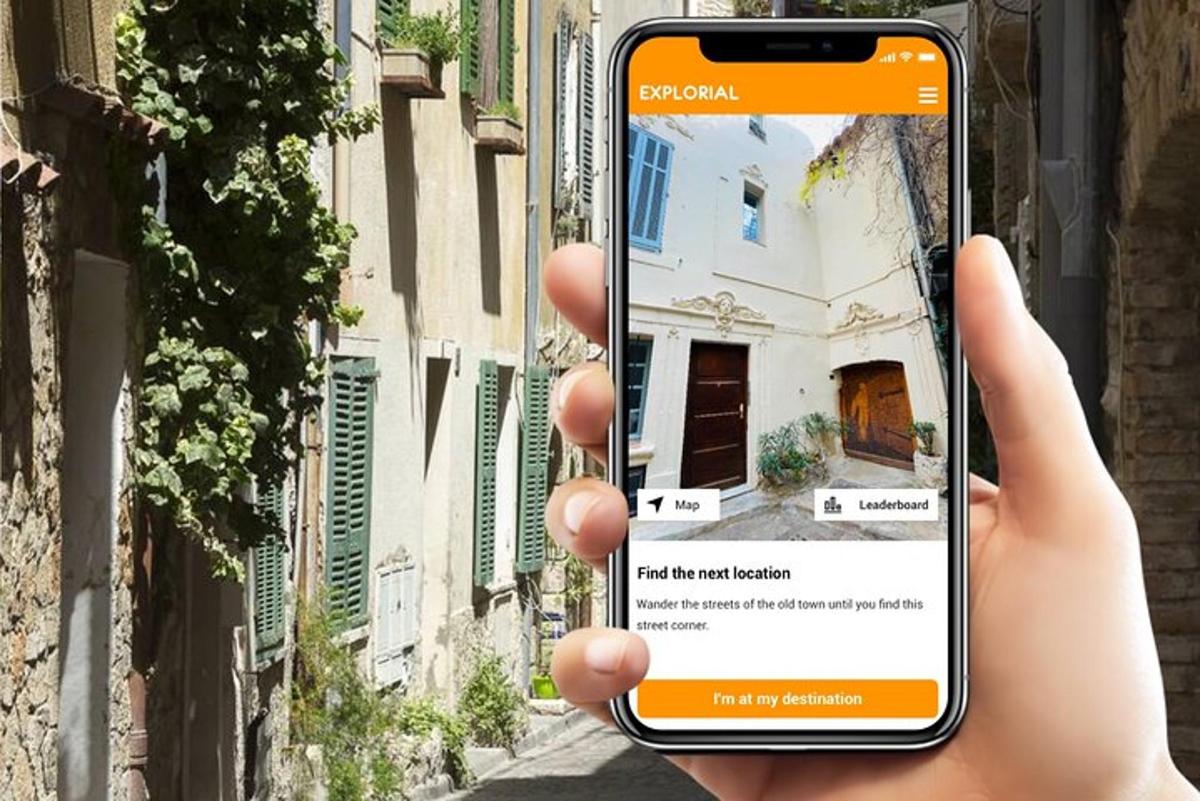 una persona che tiene in mano un telefono cellulare davanti a un edificio
