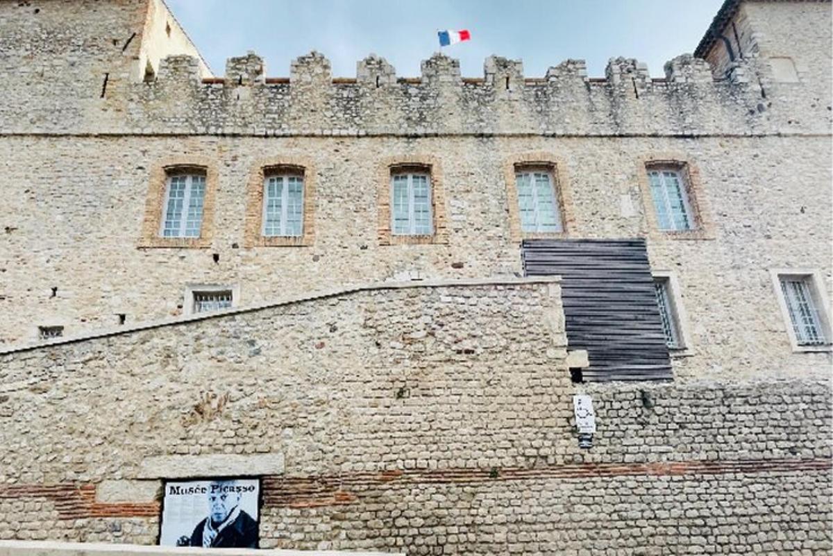 un grande edificio in mattoni con una bandiera in cima