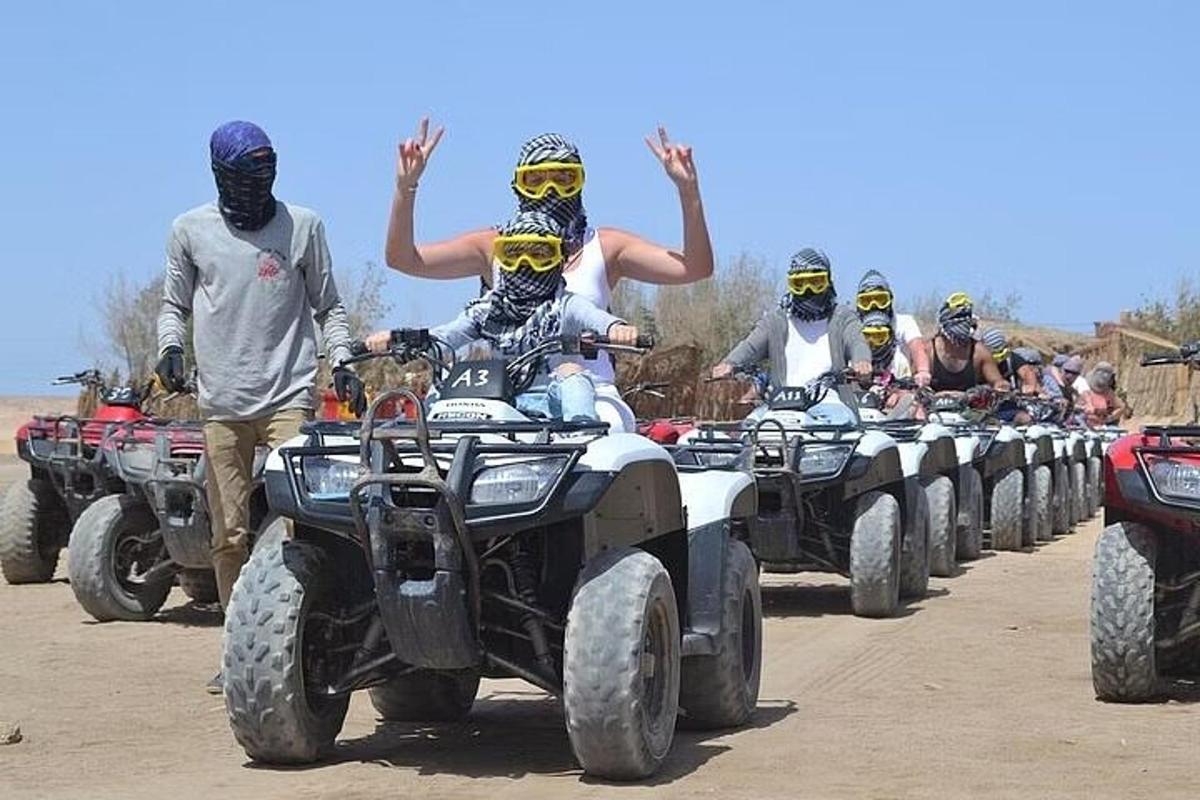un gruppo di persone che guidano quad su una strada sterrata