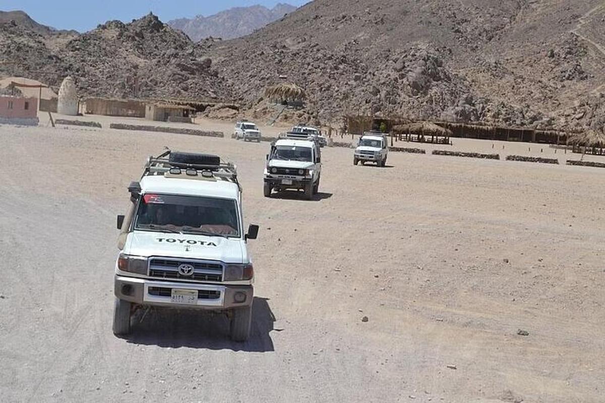 un gruppo di camion che percorrono una strada sterrata
