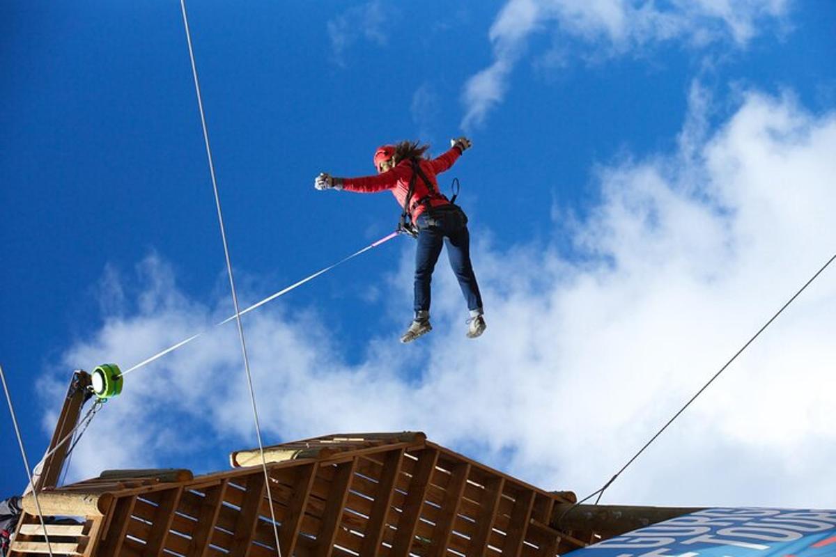 una donna sta saltando in aria su una teleferica