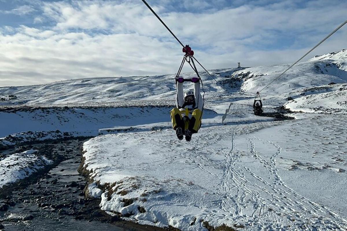 una persona che sale su uno skilift sulla neve