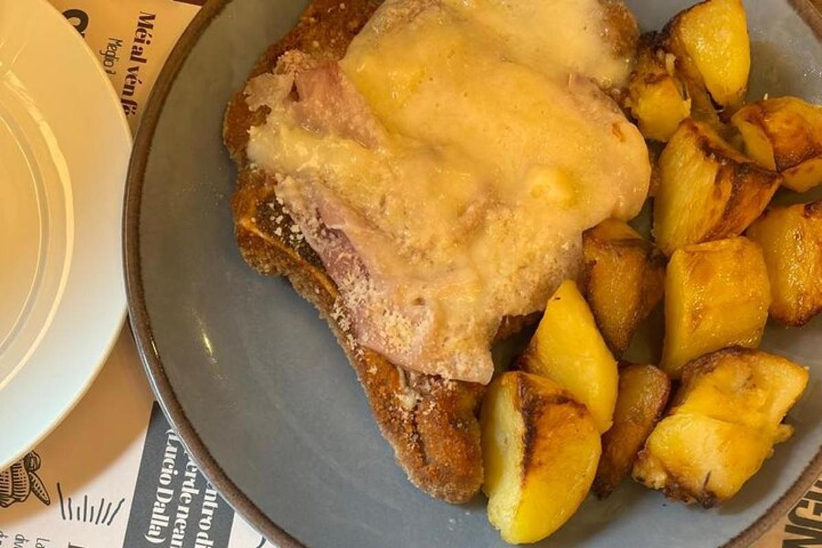 un plat de menjar amb un tros de carn i patates