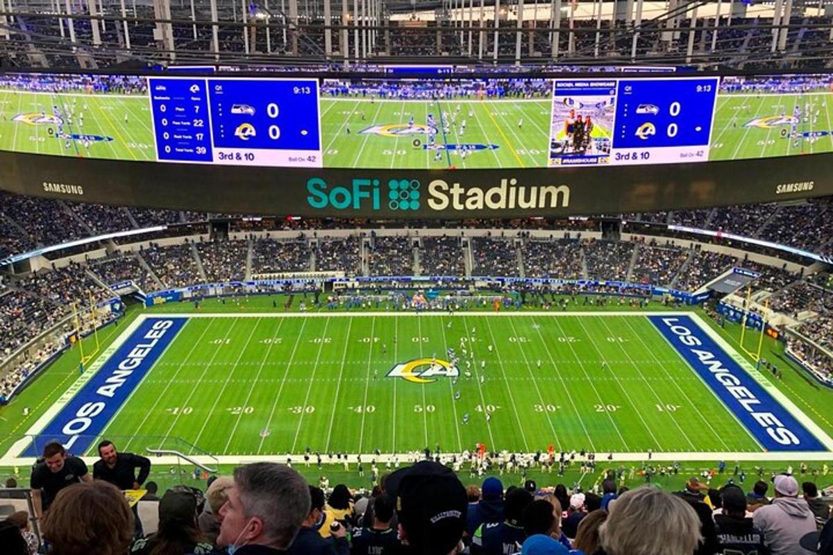 orang ramai yang menonton perlawanan bola sepak di stadium