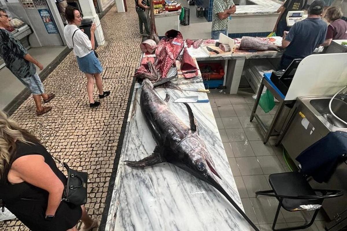 ένα νεκρό ψάρι σε ένα τραπέζι σε ένα κατάστημα