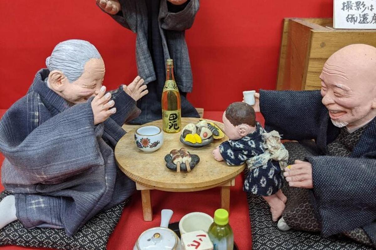 skupina tří lidí sedících kolem stolu s dítětem