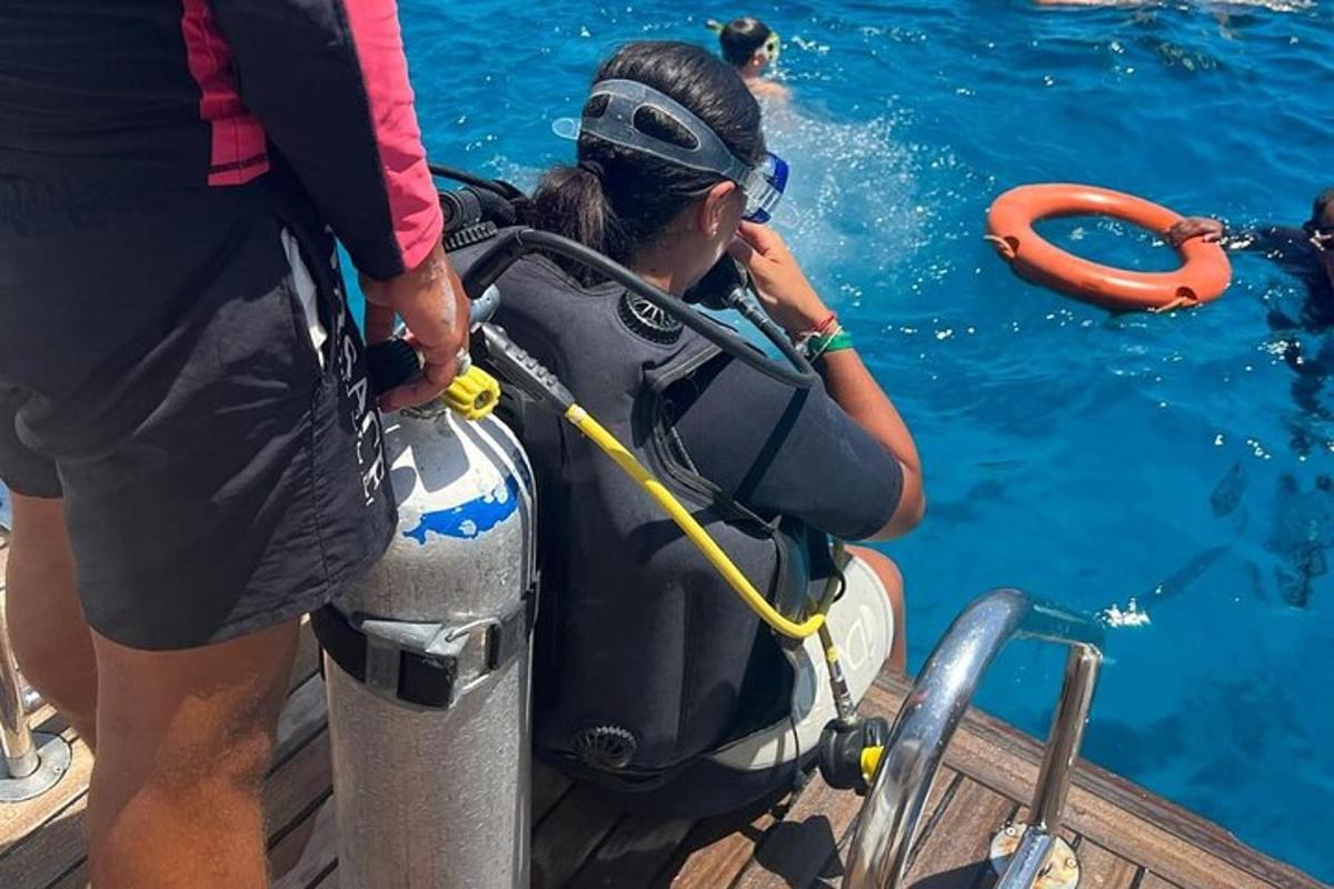 uma mulher em um barco na água