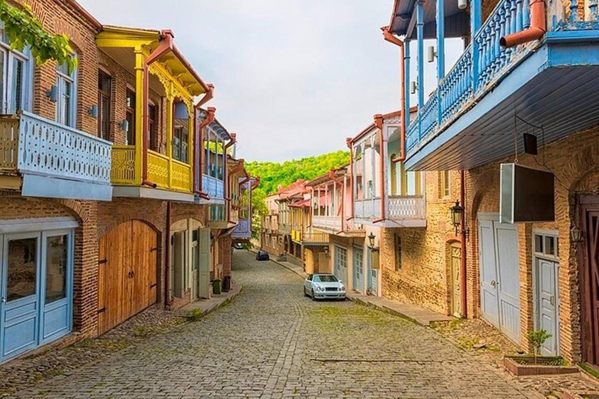 jalan di kota tua dengan mobil di atasnya