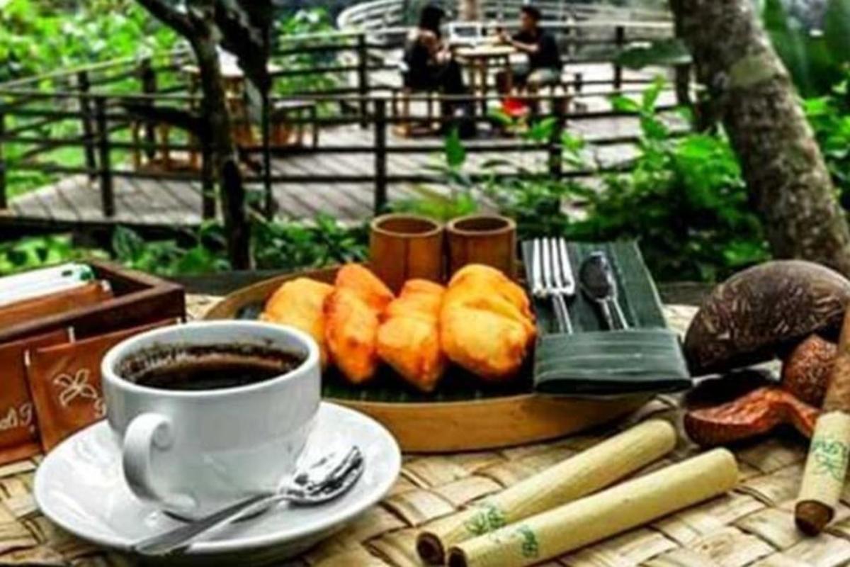 uma xícara de café e pão sobre a mesa