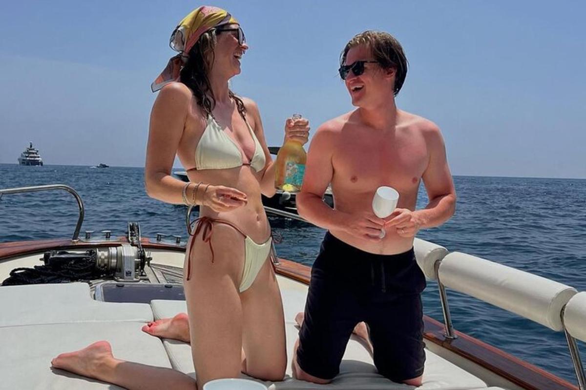 dwie osoby w bikini stojące na łódce
