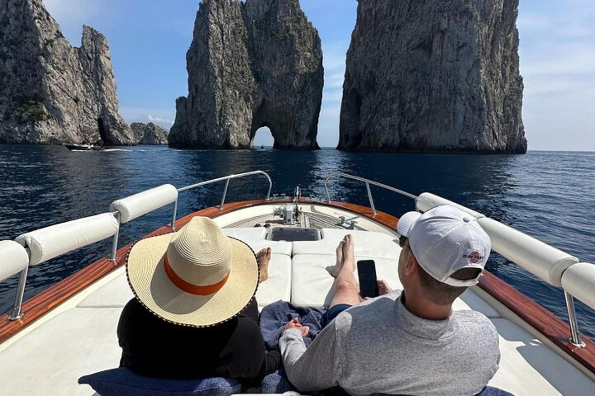 dva človeka sedita na čolnu v oceanu