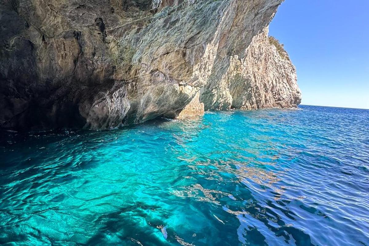una vista de l'aigua blava prop d'un penya-segat
