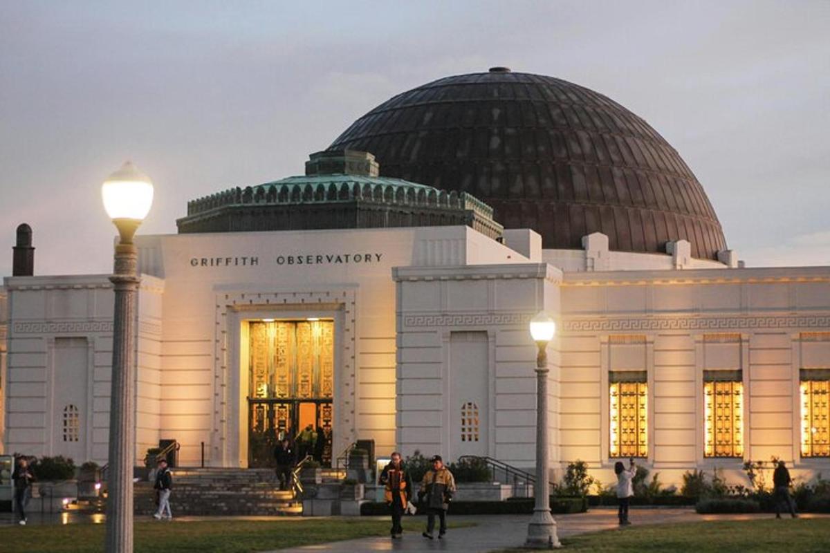 un edifici amb una gran cúpula a sobre
