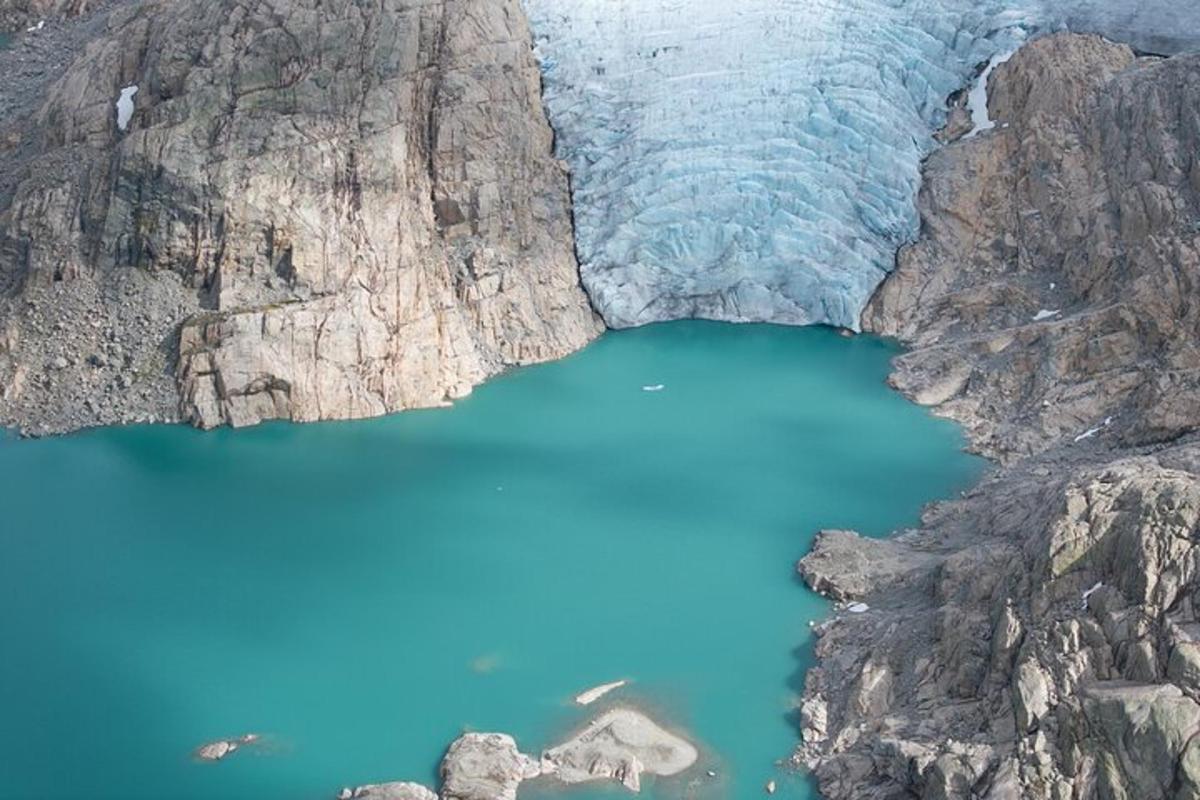 uma vista aérea de um lago azul entre duas montanhas