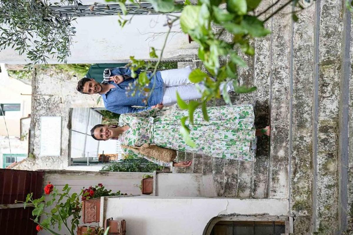 un paio di persone in piedi in una stanza