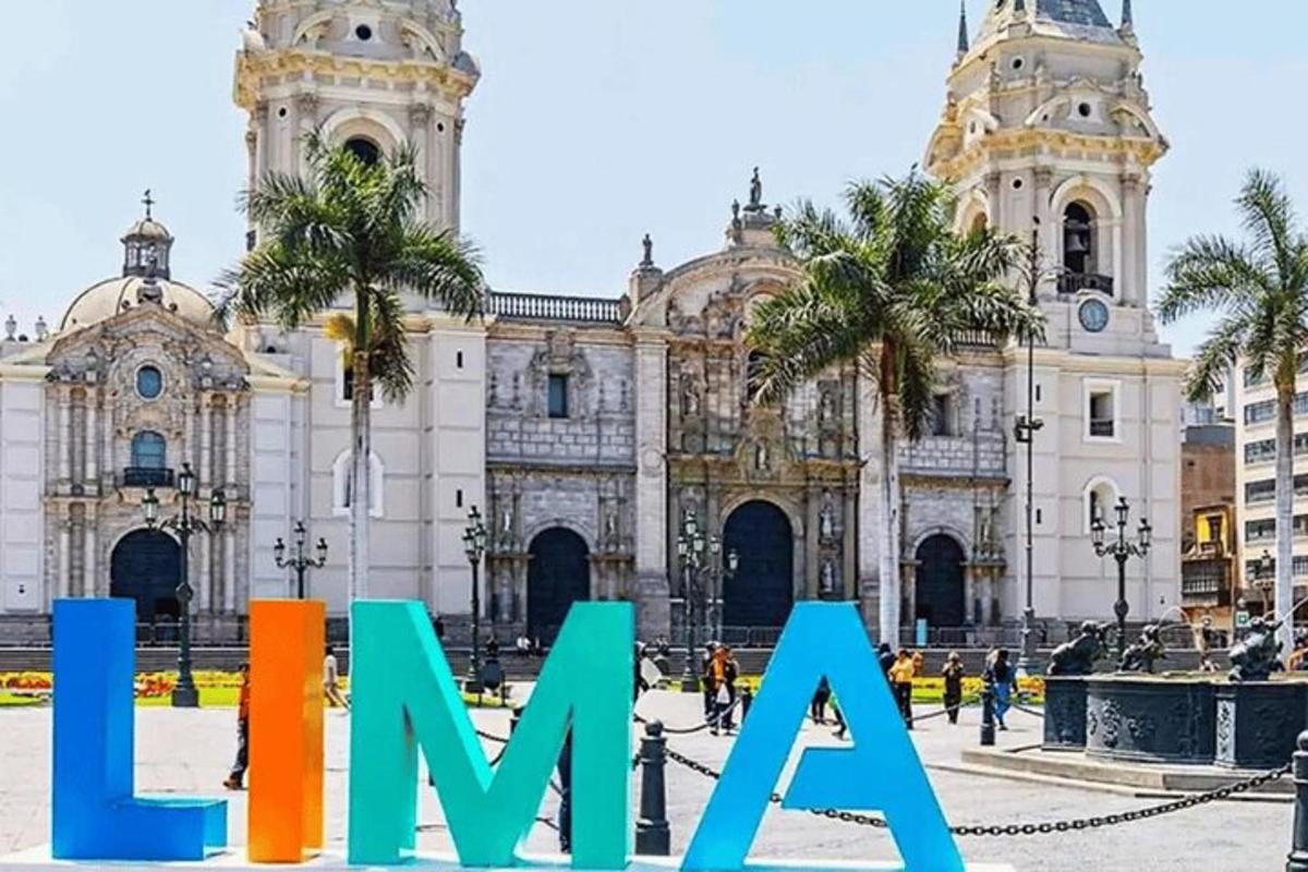 budova s cedulí s nápisem Miami před ní