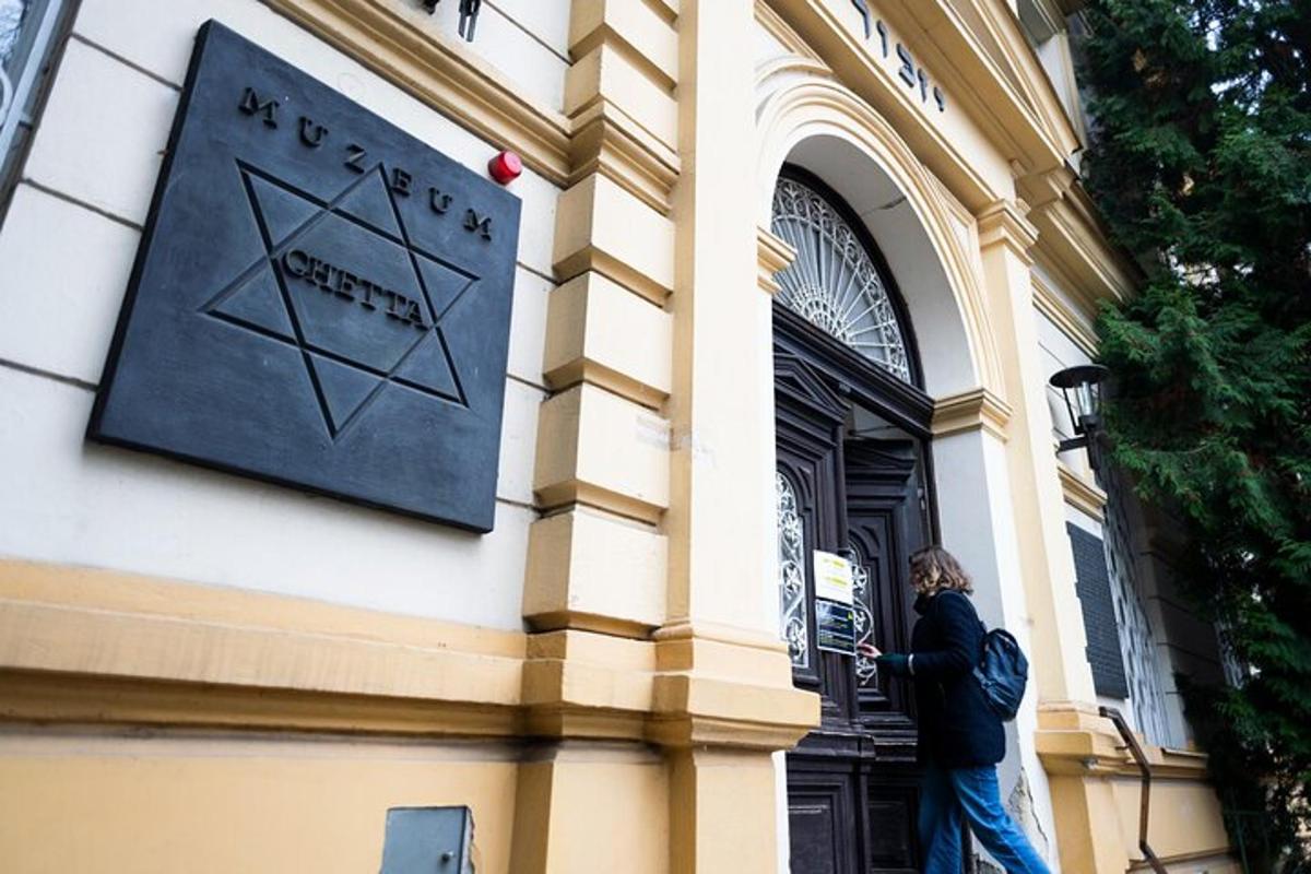 muž stojící u dveří budovy