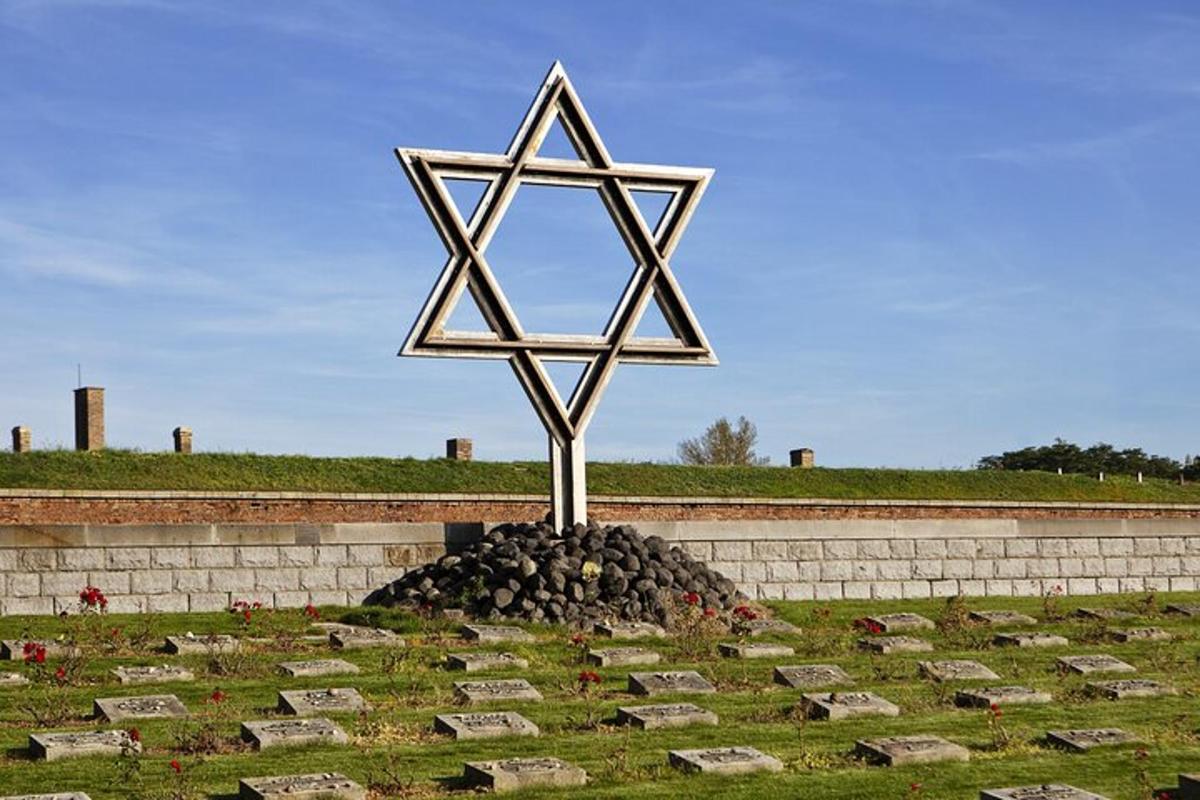 o statuie a unei cruci într-un cimitir