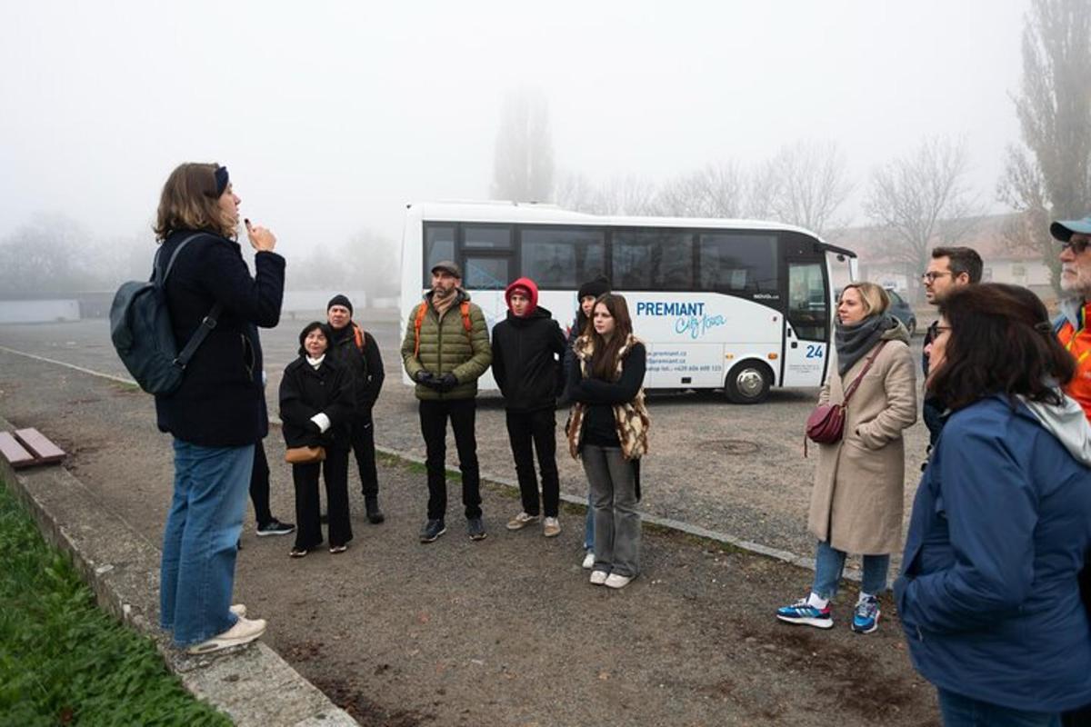 skupina lidí stojících před autobusem