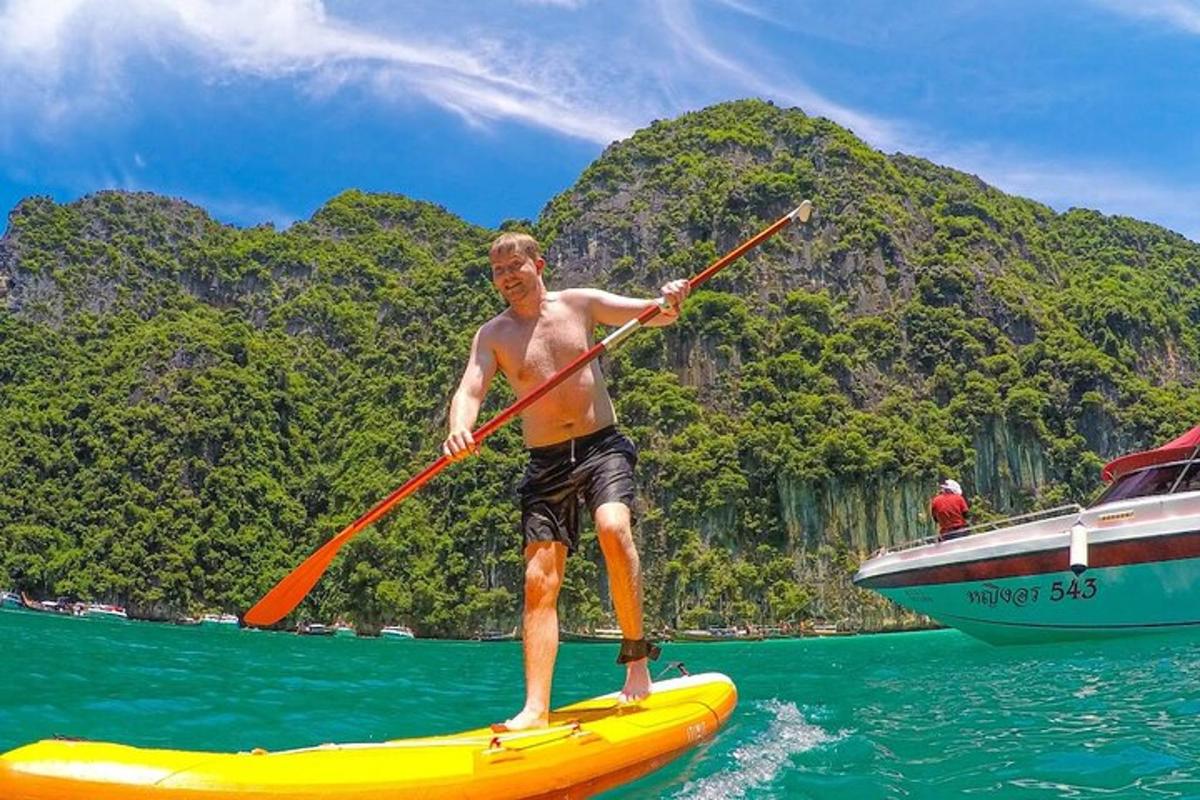 muž na paddleboardu ve vodě