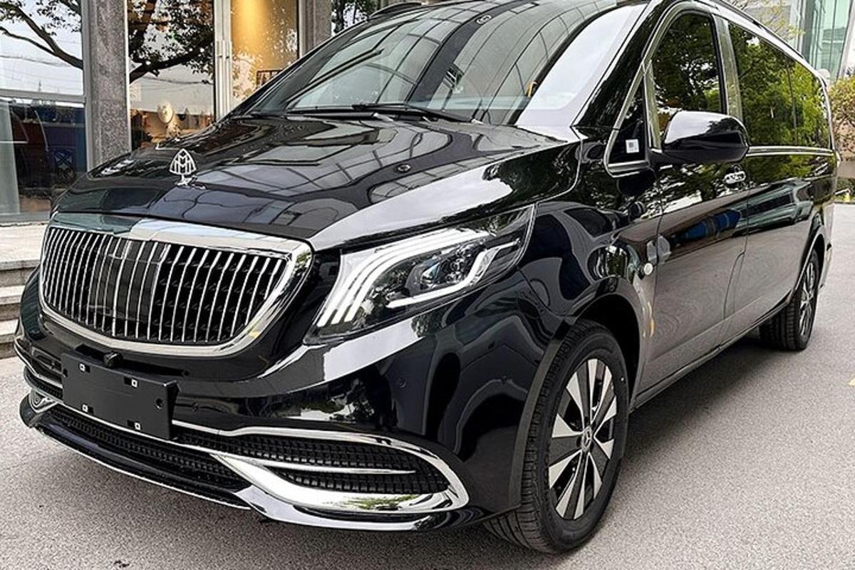 černé auto je zaparkované na ulici
