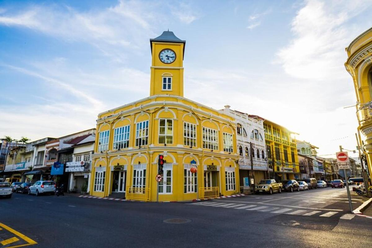 un edificio giallo con una torre dell'orologio in cima
