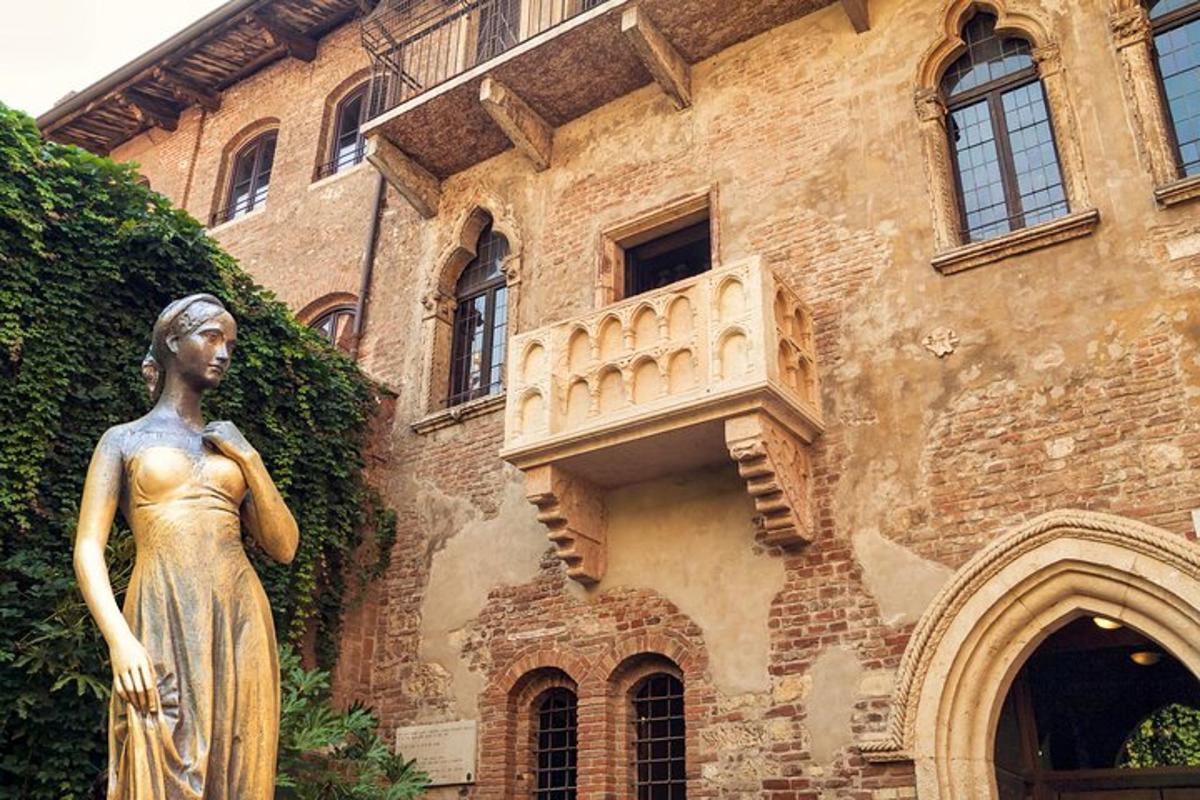 une statue de femme devant un bâtiment