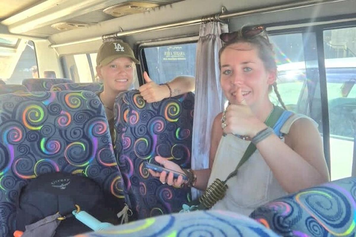 dvě ženy sedí v autobuse