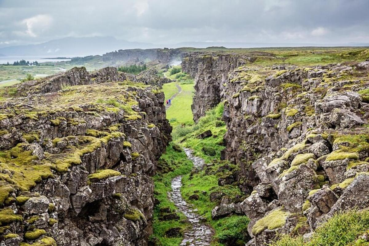 una vista di un canyon con un fiume tra due rocce