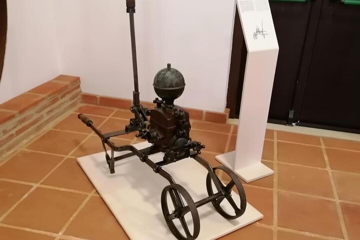 un droide su una bicicletta su un supporto in una stanza