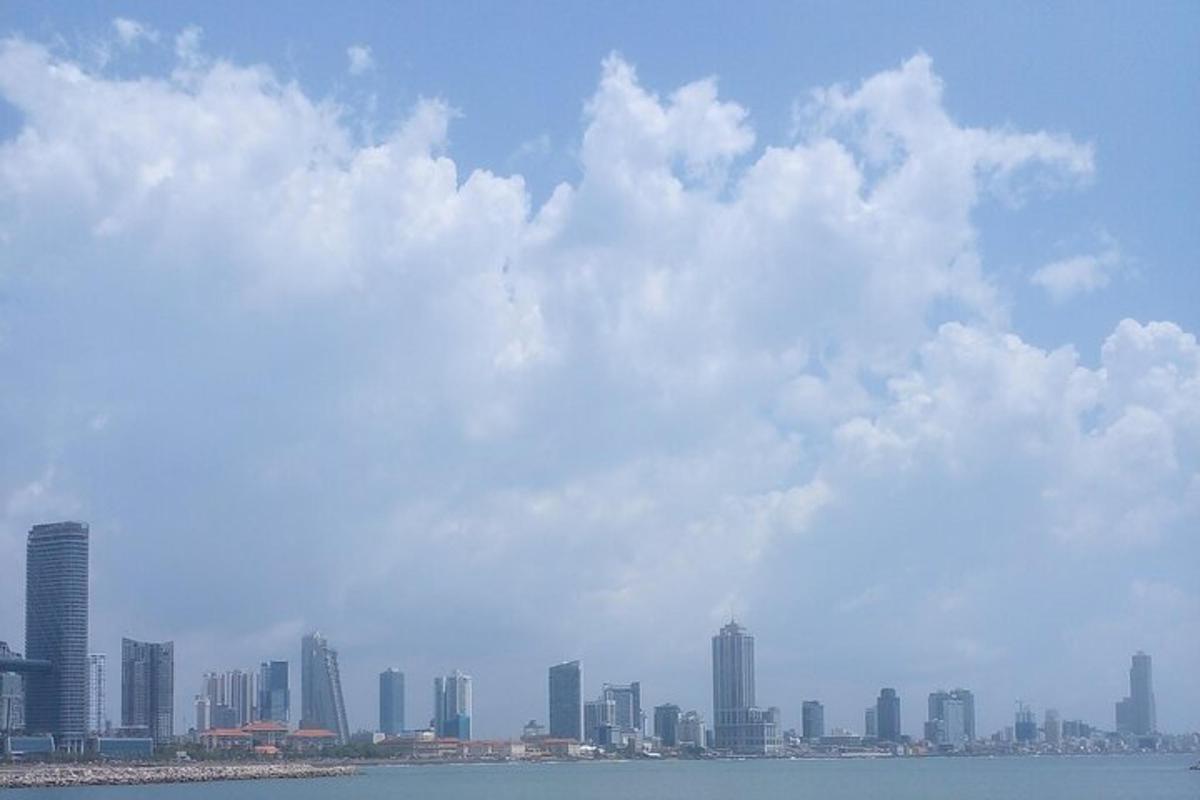 una vista de una ciudad desde el agua