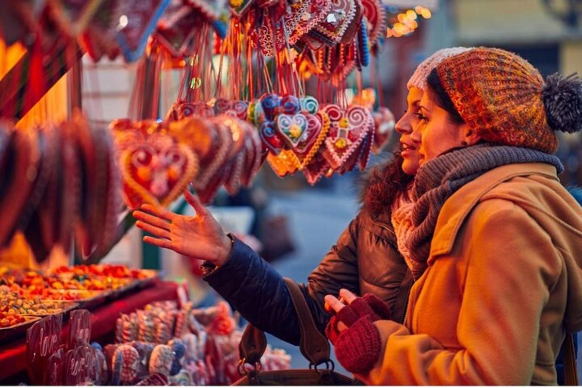 due donne in piedi in un mercato che guardano la carne