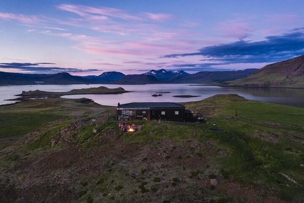 una vista aerea di una casa su un'isola in uno specchio d'acqua