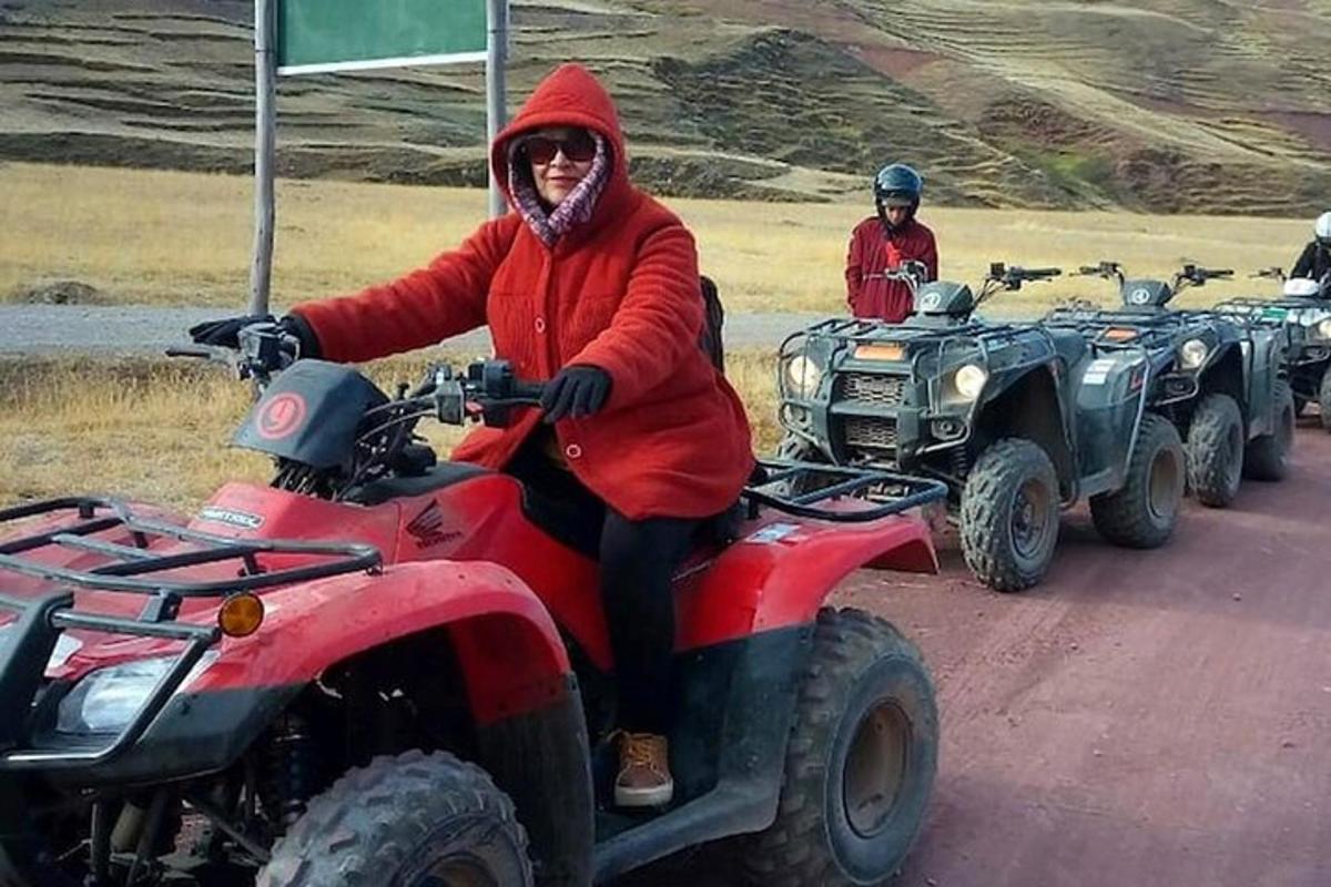 egy személy két ATV-vel közlekedő négykerekűn