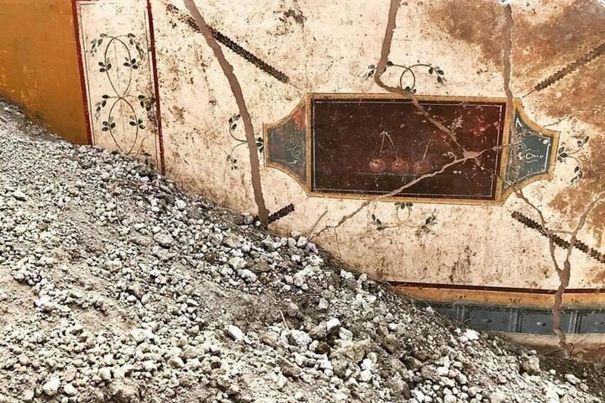 uma janela na lateral de uma parede com pedras