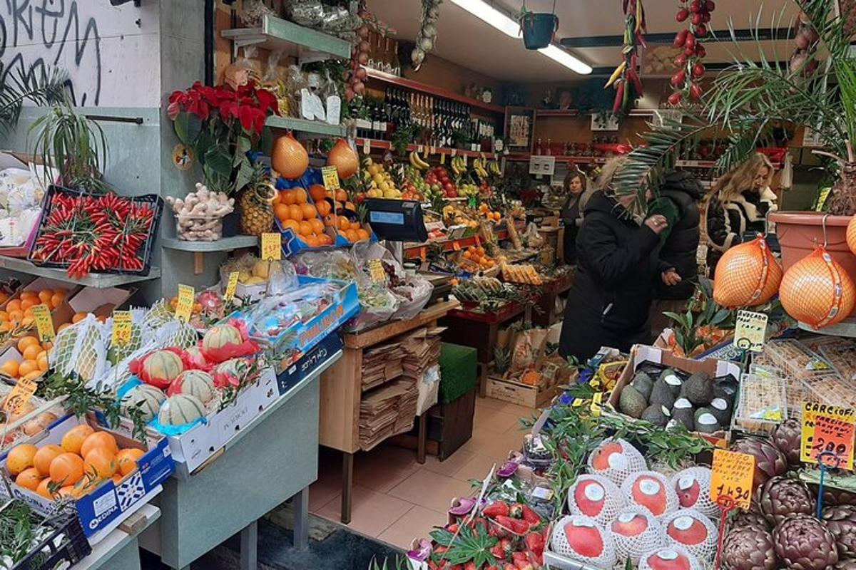 Μια γυναίκα που στέκεται σε μια αγορά με φρούτα και λαχανικά