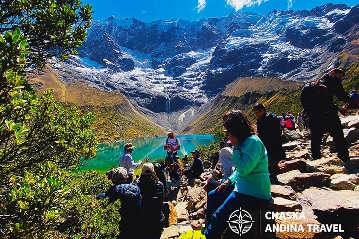 un grupo de personas sentadas en la ladera de una montaña