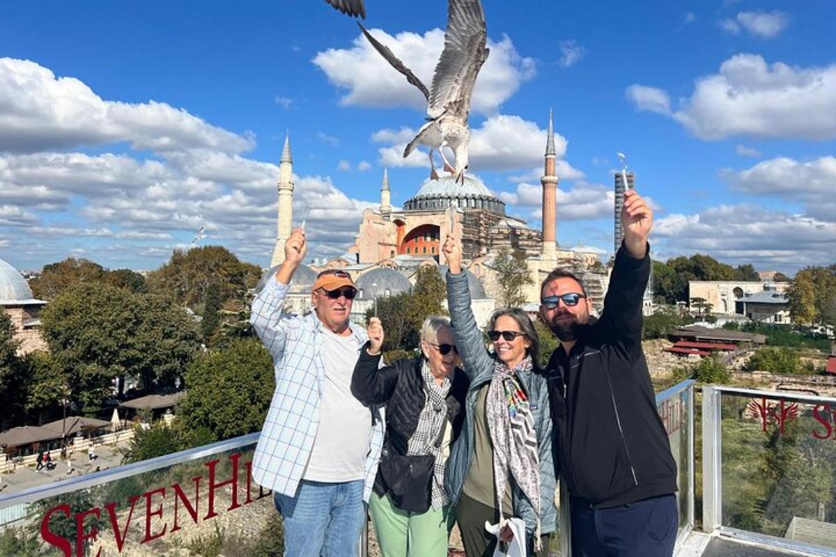 un grup de oameni care își ridică mâinile în fața unei moschei
